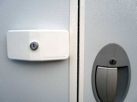 Sicherheitszubehör Reisemobil Milenco Safety Hand Rail - Fritz Berger Campingbedarf Sicherheitsgriff Caravan Mit Schloss